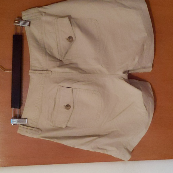 Eddie Bauer shorts, beige khaki - Picture 2 of 3